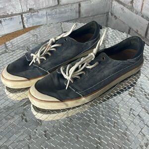 Well worn women’s reef sneakers size 8.5